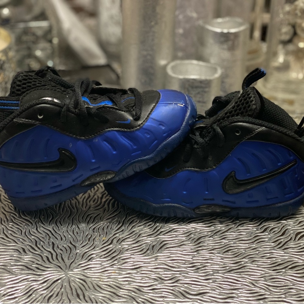 Nikes gently used a few scuffs see pics but lots of use still left in them!!